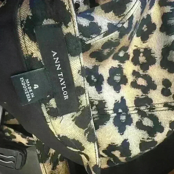 Ann Taylor pencil skirt NWOT size 4. Black and cream zipper in back. - Picture 7 of 9